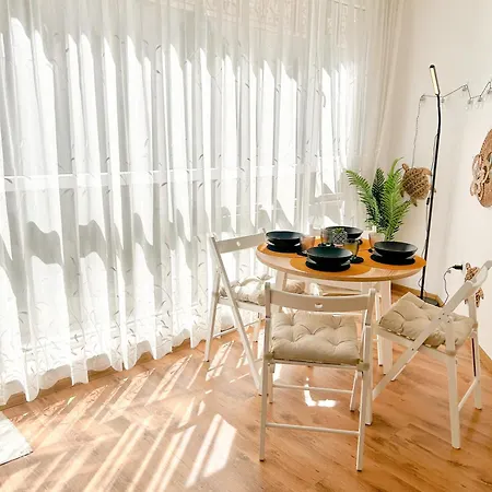 Summer Breeze Ground-floor I Patio & Parking 瓦爾納
