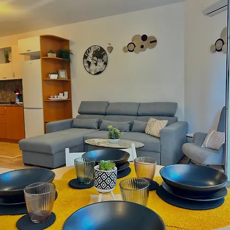 Summer Breeze Ground-floor I Patio & Parking * 바르나